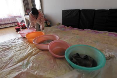 全南楼上漏水，住户失联，小区没物管，业主维权难！律师来支招……